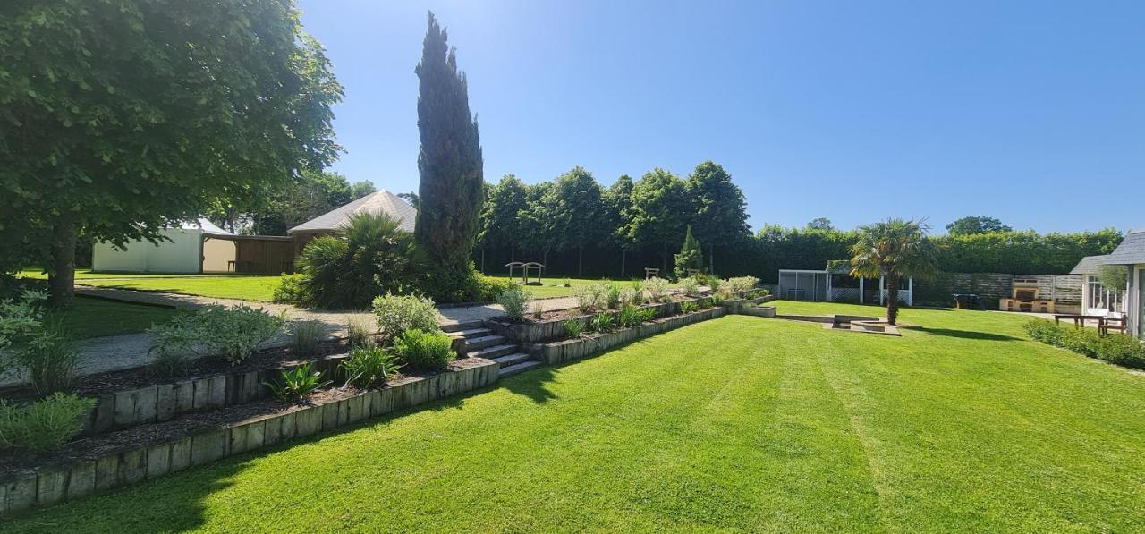 Отель Le Manoir Des Marronniers Sully  Экстерьер фото